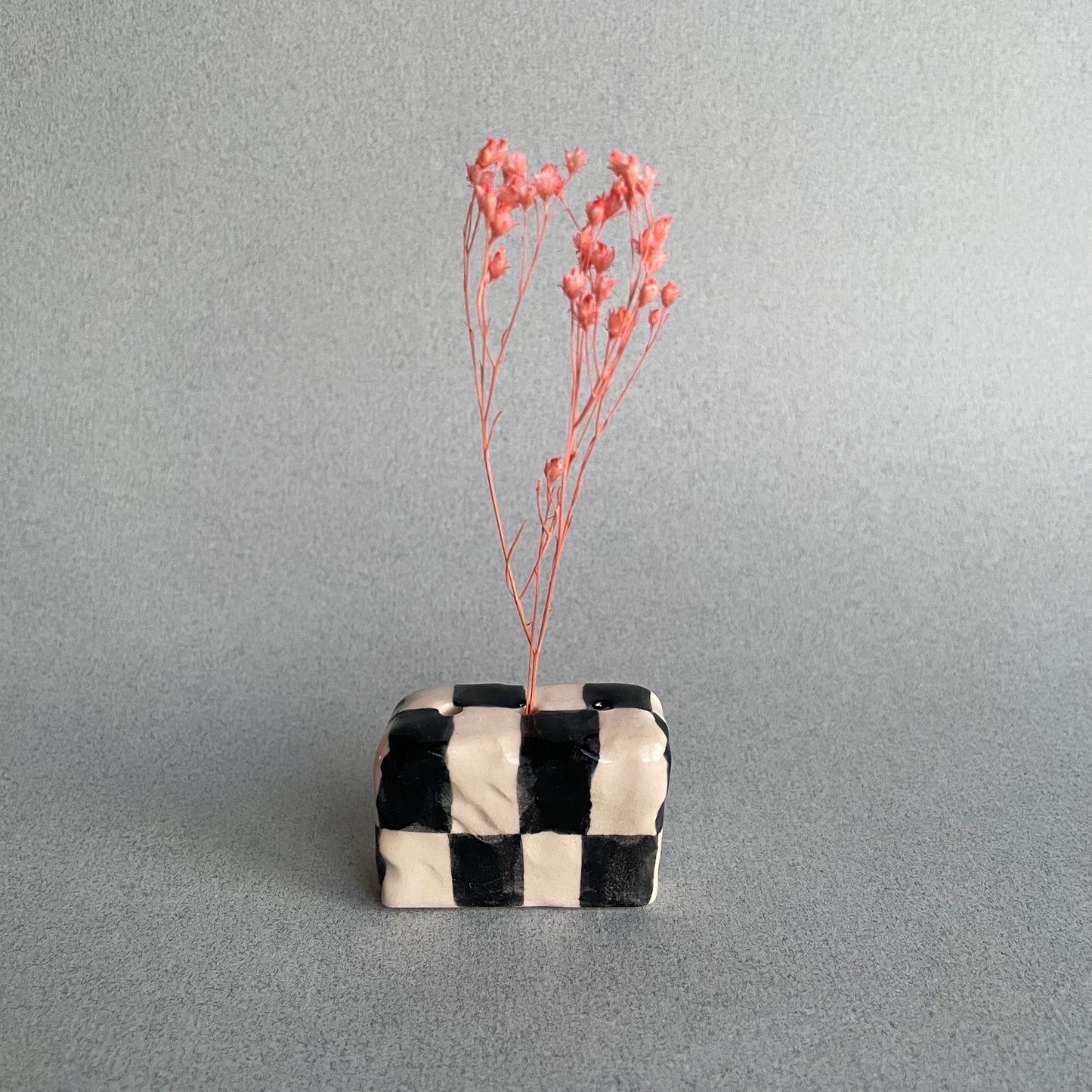 black checkered dried flower holder