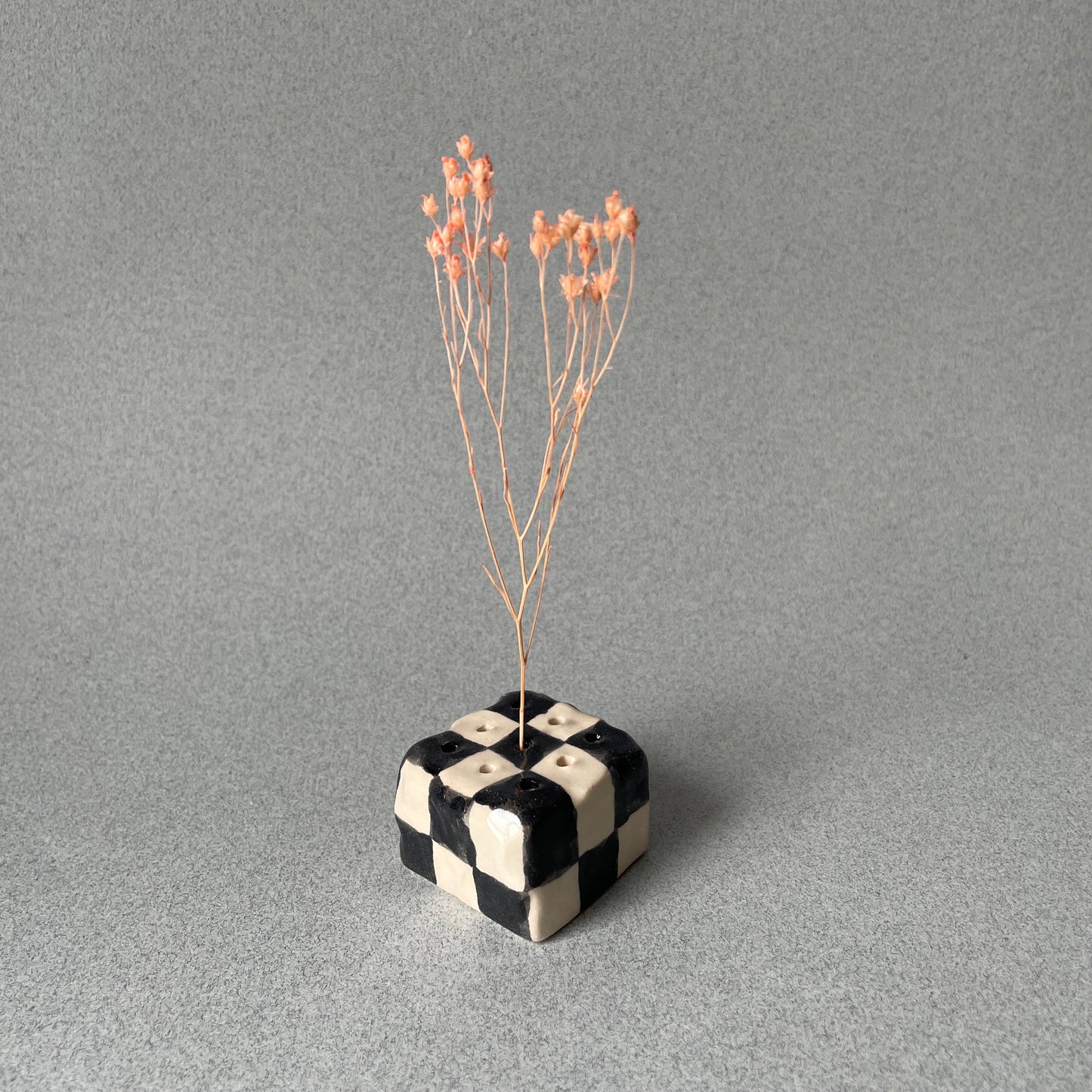 black checkered dried flower holder