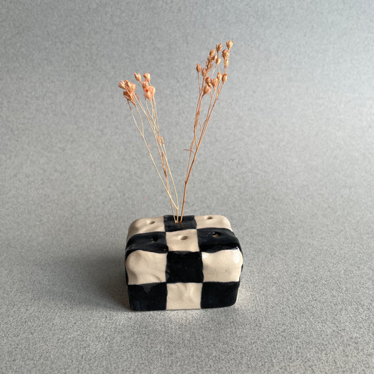 Checkered dried flower holder